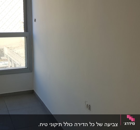 קיר לבן עם חוטים חשופים ותקע חשמל
